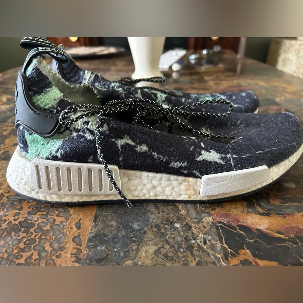 Men’s size 9 adidas NMD R1